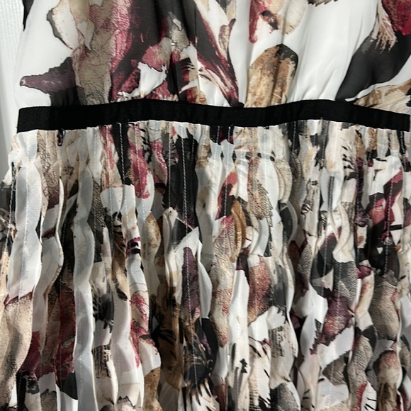 Le Château Floral Dress - Picture 4 of 7